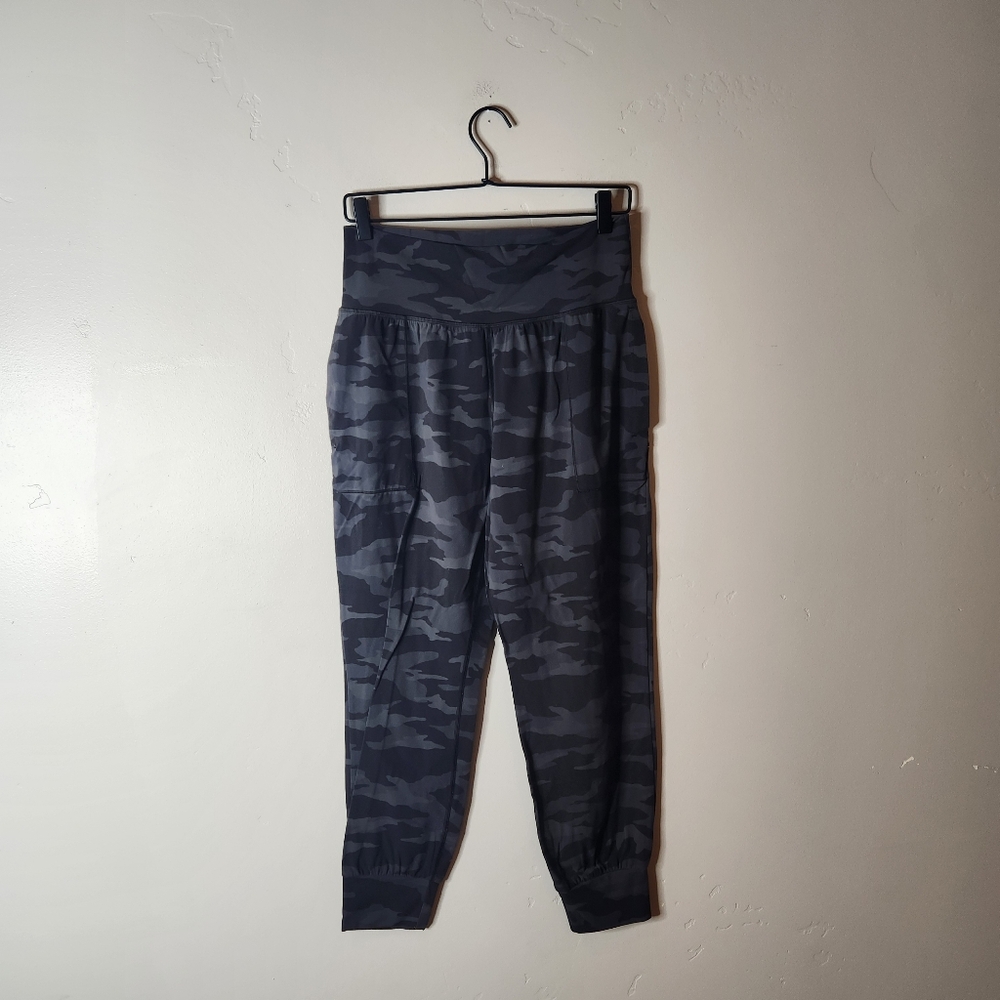 Athleta Salutation Camo Jogger Size Medium - Picture 3 of 9